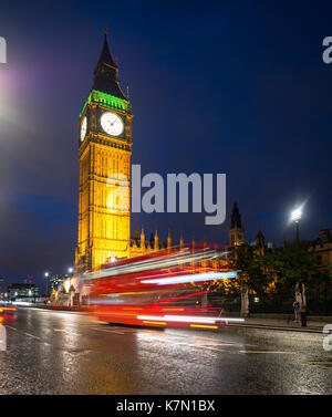 Bus à impériale rouge en face de Big Ben, les maisons du parlement, les voies de la lumière, nuit, City of westminster, London Banque D'Images