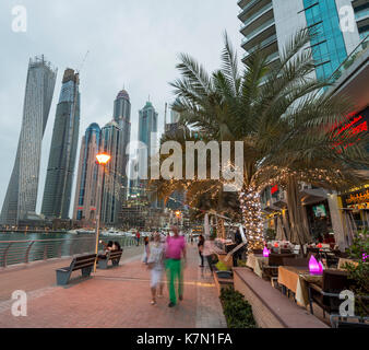 Promenade avec des gratte-ciel, la marina de Dubaï, Dubaï, Émirats arabes unis Banque D'Images