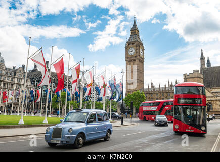 Taxi et bus à impériale rouge, Big Ben avec le palais de Westminster, Londres, Angleterre, Grande-Bretagne Banque D'Images