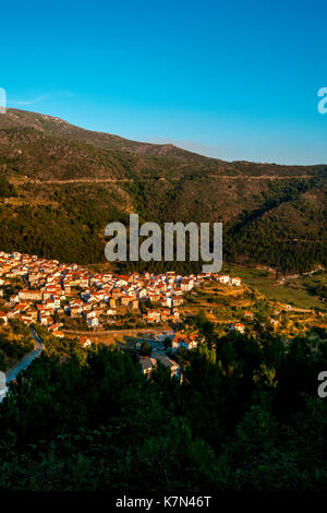 Vue fantastique sur les montagnes entourant Loriga Banque D'Images
