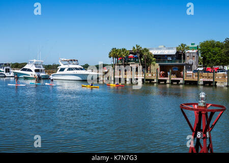 Caroline du Sud, Mt.Agréable, Shem Creek, front de mer, sports nautiques, paddle-board, kayak, Muddy's, restaurant restaurants restauration café cafés, SC17051603 Banque D'Images