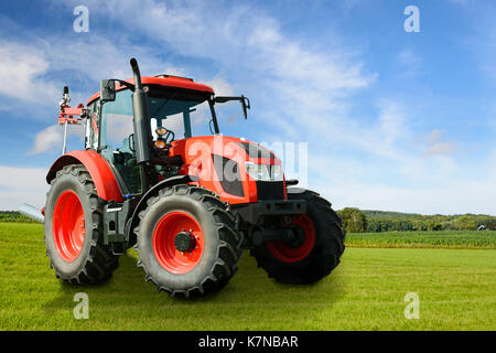 Image composite d'une agriculture moderne rouge sur un tracteur générique champ vert sur une journée ensoleillée. peuvent représenter des ip. Banque D'Images