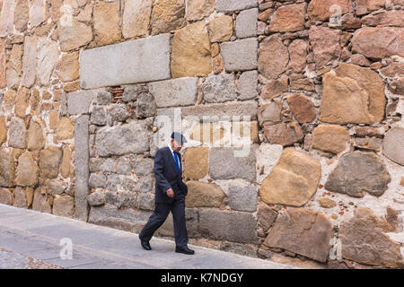 La population locale se promener par les anciens murs en pierre médiévale de Palacio d'avila, dans la vieille ville d'Avila, Espagne Banque D'Images