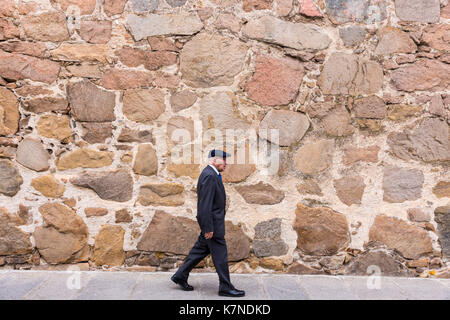 La population locale se promener par les anciens murs en pierre médiévale de Palacio d'avila, dans la vieille ville d'Avila, Espagne Banque D'Images