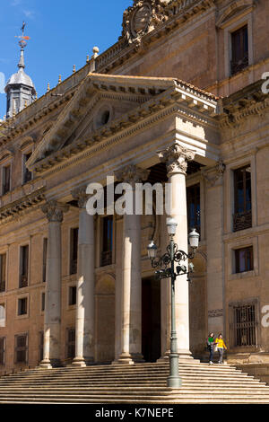 Les étudiants de l'université de Salamanque, faculté de philologie, langues dans la Plaza de Anaya, Espagne Banque D'Images