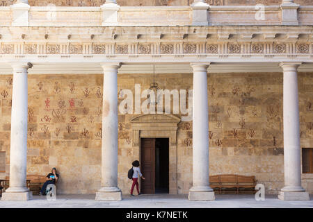 Les étudiants de l'université de Salamanque, faculté de philologie, langues dans la Plaza de Anaya, Espagne Banque D'Images