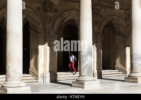 Étudiant à l'université de Salamanque, faculté de philologie, langues dans la Plaza de Anaya, Espagne Banque D'Images