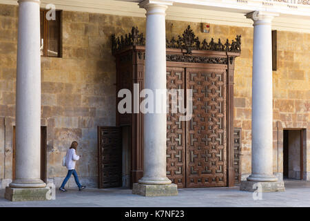 Étudiant à l'université de Salamanque, faculté de philologie, langues dans la Plaza de Anaya, Espagne Banque D'Images