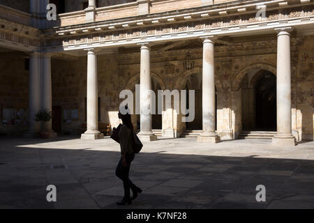 Étudiant à l'université de Salamanque, faculté de philologie, langues dans la Plaza de Anaya, Espagne Banque D'Images