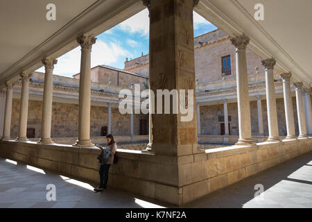 Étudiant à l'université de Salamanque, faculté de philologie, langues dans la Plaza de Anaya, Espagne Banque D'Images