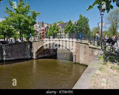 Cette photographie capture la vue de Brug 40, situé dans le Keizersgracht au-dessus du Reguliersgracht à Amsterdam. Le pont est un élément architectural clé de la ville, offrant une vue pittoresque sur les canaux et les bâtiments environnants. Banque D'Images