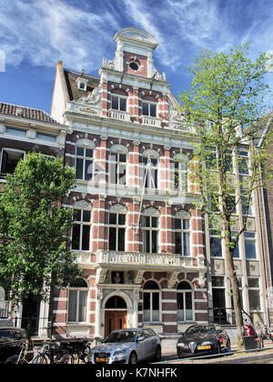 Cette photographie montre Leliegracht 25, un bâtiment situé le long de l’un des canaux pittoresques d’Amsterdam. L'architecture présente des conceptions classiques de maisons de canal hollandaises, avec un accent sur les éléments traditionnels et le charme historique. Banque D'Images