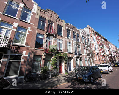 Une photo prise sur Linnaeusparkweg à Amsterdam, avec une rue résidentielle paisible. La région porte le nom de Carl Linnaeus, le botaniste suédois, et est connue pour son environnement tranquille et ses espaces verts. Banque D'Images