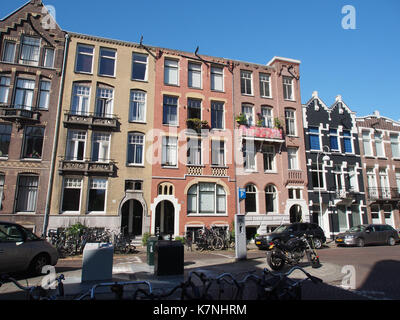Une photographie de Linnaeusparkweg, une rue située à Amsterdam, nommée d'après le célèbre botaniste suédois Carl Linnaeus. L'image montre le parc et la zone environnante dans un contexte urbain. Banque D'Images