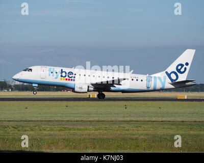 L'Embraer ERJ-175STD de Flybe, immatriculé G-FBJI, décolle de l'aéroport de Schiphol aux pays-Bas. L'avion, qui fait partie de la flotte aérienne régionale, est reconnu pour son efficacité et le confort des passagers dans les vols de courte et moyenne portée. Banque D'Images