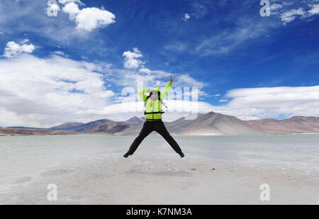 Jeune homme saute dans le Salar de Aguas Calientes, alias comme Salar de Talar, dans la région d'Atacama au nord du Chili, Banque D'Images