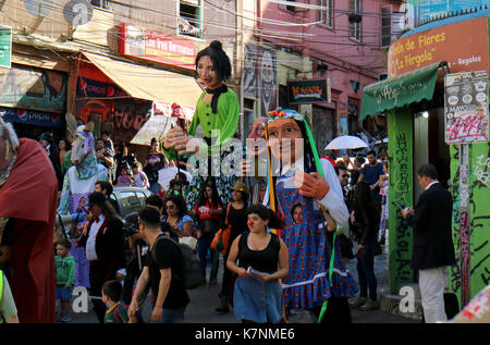 Les gens défilent avec 'Titeres', marionnettes géantes, les chiffres annuels au cours de l'Animation Festival à Valparaiso, Chili Banque D'Images