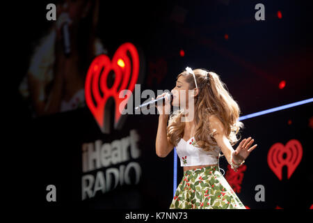 ST. Paul, MN 10 DÉCEMBRE : Ariana Grande se produit sur scène à 101,3 KDWB's Jingle ball 2013, au Xcel Energy Center le 10 décembre 2013 à St. Paul, MN. Crédit: Tony Nelson/Mediapunch Banque D'Images