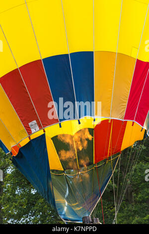 Bright colorful ballons à air chaud jaune montrant des brûleurs et flammes à Sky Safari montgolfières à Longleat Wiltshire, Royaume-Uni en septembre Banque D'Images