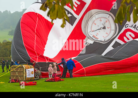 Les gens autour de panier de ballon à air chaud sur le terrain étant gonflés à Sky Safari montgolfières à Longleat Wiltshire, Royaume-Uni en septembre Banque D'Images