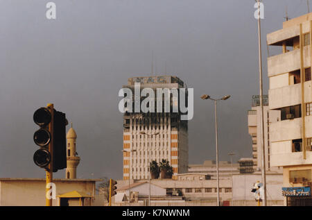 La ville de Koweït, Koweït - circa Avril 1991 : shell brûlés de Kuwait Airways siège dans la ville de Koweït après l'opération Tempête du désert dans le Golfe Persique Banque D'Images