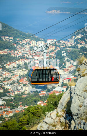 Srd hill, une montagne derrière l'ancienne vieille ville de Dubrovnik avec en Dalmatie, Croatie. Banque D'Images