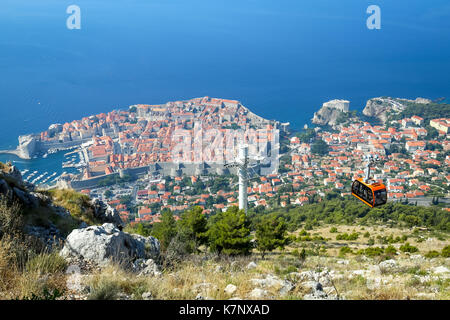 Srd hill, une montagne derrière l'ancienne vieille ville de Dubrovnik avec en Dalmatie, Croatie. Banque D'Images