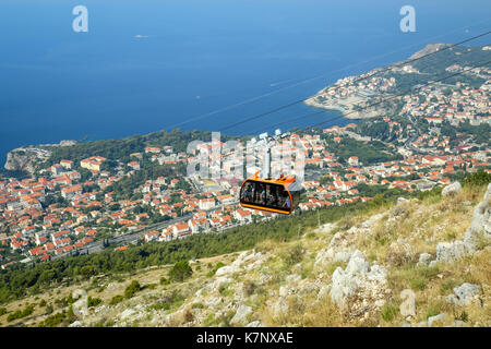 Srd hill, une montagne derrière l'ancienne vieille ville de Dubrovnik avec en Dalmatie, Croatie. Banque D'Images