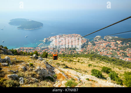 Srd hill, une montagne derrière l'ancienne vieille ville de Dubrovnik avec en Dalmatie, Croatie. Banque D'Images