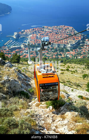 Srd hill, une montagne derrière l'ancienne vieille ville de Dubrovnik avec en Dalmatie, Croatie. Banque D'Images