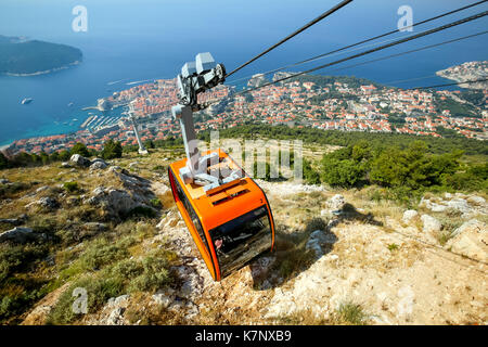 Srd hill, une montagne derrière l'ancienne vieille ville de Dubrovnik avec en Dalmatie, Croatie. Banque D'Images