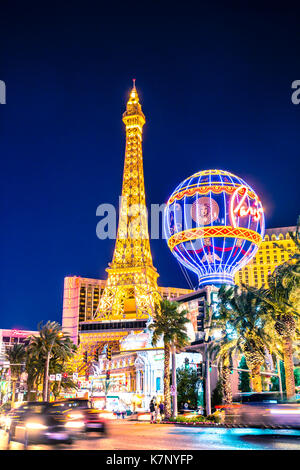 LAS VEGAS, NEVADA - 17 MAI 2017 : Belle Vue de nuit avec Paris Las Vegas Resort Casino et hôtels en vue. Banque D'Images