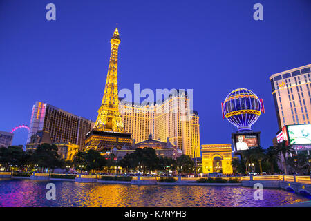 Las Vegas, NEVADA - 17 mai 2017 : belle vue de nuit avec paris las vegas resort casino et hôtels en vue. Banque D'Images
