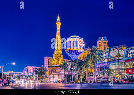 LAS VEGAS, NEVADA - 17 MAI 2017 : Belle Vue de nuit avec Paris Las Vegas Resort Casino et hôtels en vue. Banque D'Images