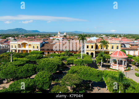 Vue de la cathédrale Nuestra Senora de la Asunción aux maisons du Parque Central, de la vieille ville, de Grenade, Nicaragua Banque D'Images