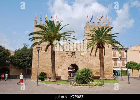 La cité médiévale xara gate (portal del moll) dans la vieille ville d'alcudia sur l'île espagnole de Majorque le 8 septembre 2017. Banque D'Images