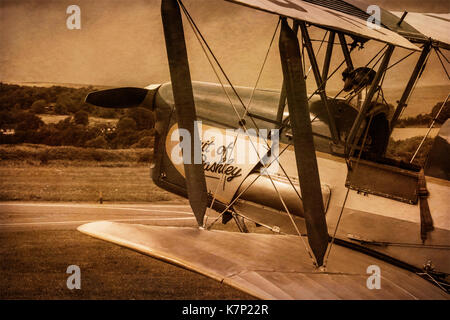 Image sépia d'un de Havilland DH82a Tiger Moth sur un aérodrome Banque D'Images