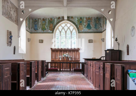 16e siècle East Guldeford église sur Romney Marsh, avec frise victorienne d'anges peints représentant des scènes de la création. Banque D'Images