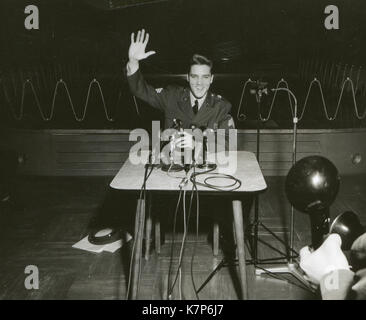 1 mars 1960 - Le Sgt. A. Elvis Presley, 32e Armored, 3e Division blindée, répond aux questions du personnel civil et militaire de la presse au cours de la dernière conférence de presse qu'il était en Allemagne. Banque D'Images