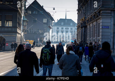 Zurich, Suisse - 10 décembre 2016 : les rues de Zurich Banque D'Images