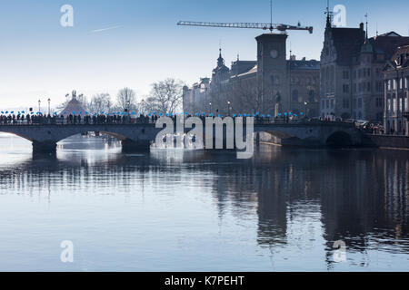 Zurich, Suisse - 10 décembre 2016 : les rues de Zurich Banque D'Images