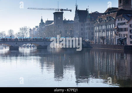 Zurich, Suisse - 10 décembre 2016 : les rues de Zurich Banque D'Images