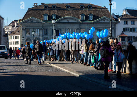 Zurich, Suisse - 10 décembre 2016 : les rues de Zurich Banque D'Images