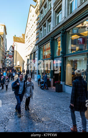 Zurich, Suisse - 10 décembre 2016 : les rues de Zurich Banque D'Images