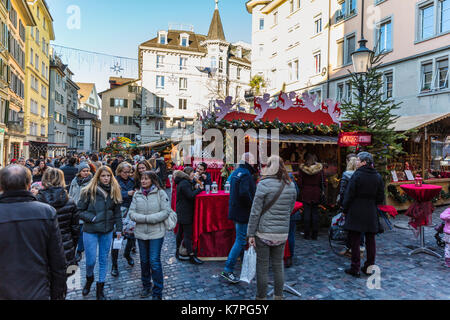 Zurich, Suisse - 10 décembre 2016 : les rues de Zurich Banque D'Images