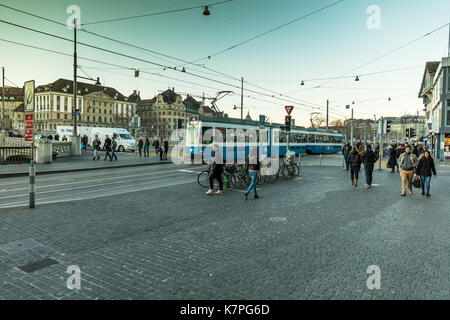 Zurich, Suisse - 10 décembre 2016 : les rues de Zurich Banque D'Images