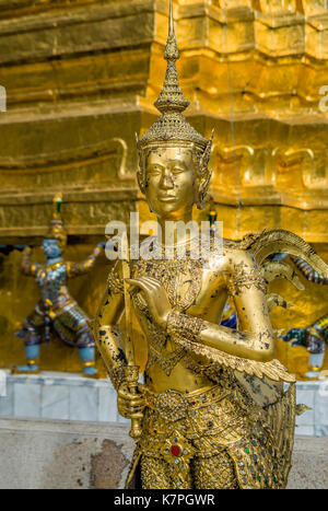 Golden Kinnaree Thai Sculpture, mi-homme mi-oiseau,au Grand Palace, Thaïlande Banque D'Images