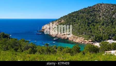 Côte Rocheuse de benirras à ibiza island. îles Baléares Espagne. Banque D'Images