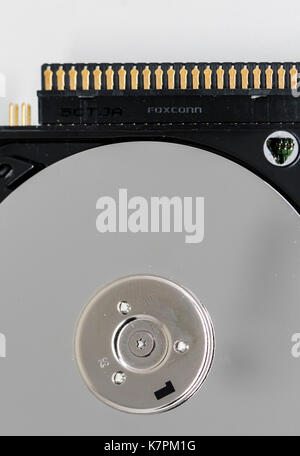 Close-up du disque dur de l'ordinateur d'un disque ouvert avec le logo de l'entreprise Foxconn imprimé sur le boîtier. Banque D'Images