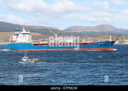 Le pétrolier Bro grossiste en entrée sur la Clyde, en passant par l'Endurance (GW42), un petit bateau de pêche enregistré dans Glasgow. Banque D'Images